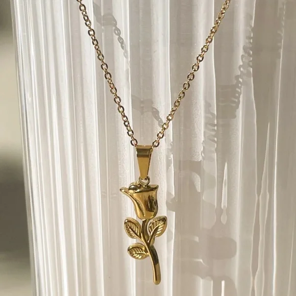 Waterproof rose necklace - Picture 5 of 5